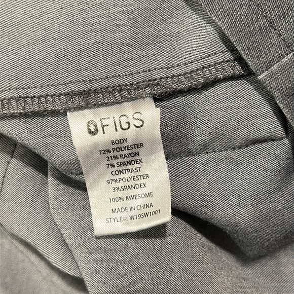 Figs Accra Limited Edition Graphite
Scrub Top 6 Pocket Feather Print - Picture 7 of 8